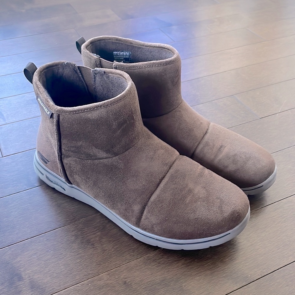 Like NEW!! Skechers boots for men / Bottes doublées en fausse fourrure